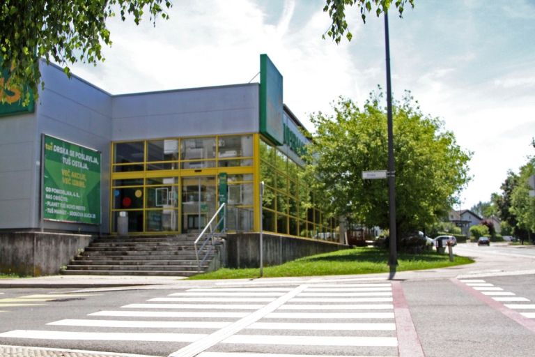 Vrata trgovine Tuš zaenkrat ostajajo zaprta.