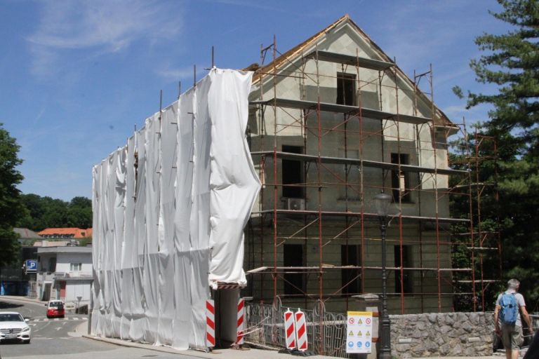 Hiša na Rozmanovi 30 bo obnovljena do konca leta