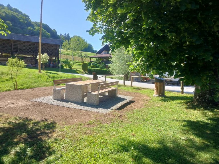 Klopi pri perišču v Tržišču