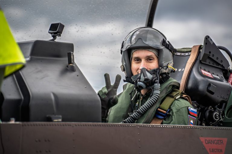 domen-prevc-je-z-vojaskim-pilotom-stotnikom-andrejem-fiorellijem-poletel-z-vojaskim-letalom