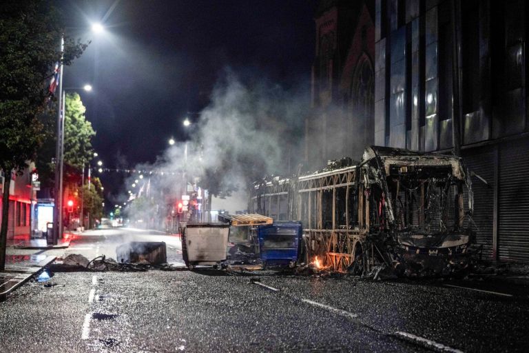 belfast, izgredi, nasilje, rasizem