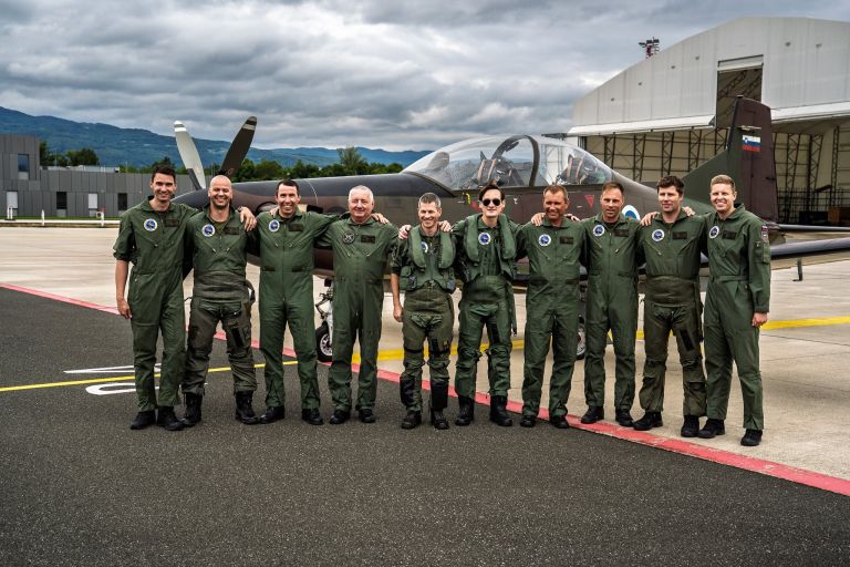domen-prevc-je-z-vojaskim-pilotom-stotnikom-andrejem-fiorellijem-poletel-z-vojaskim-letalom