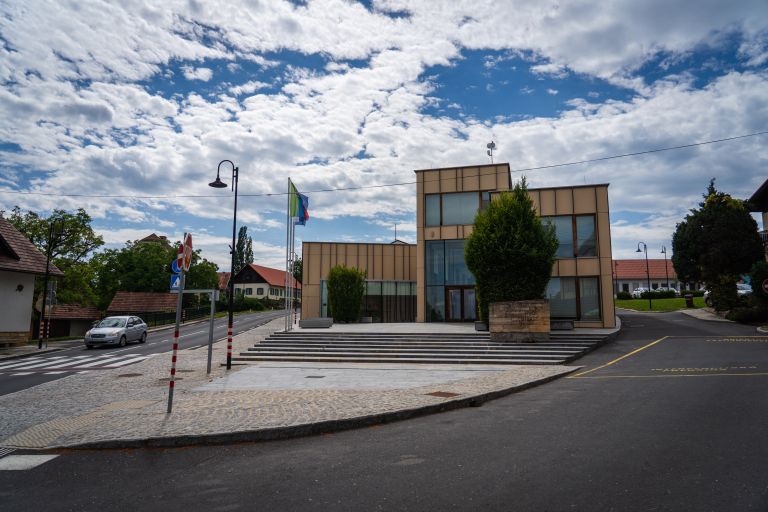 sveti-jurij-ob-ščavnici, kulturno-in-upravno-središče