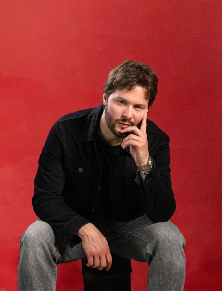 Martin Žunec je glasbenik, producent in vizualni ustvarjalec, ki v svojih projektih vse bolj povezuje zvok, sliko in sodobno tehnologijo.