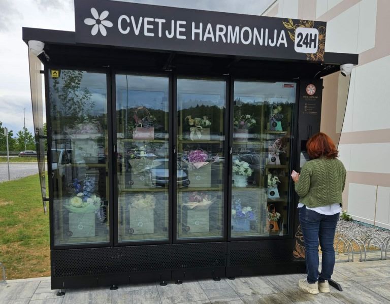 Uporaba šopkomata je povsem enostavna, tako kot v podobnih avtomatih za prigrizke ali pijačo