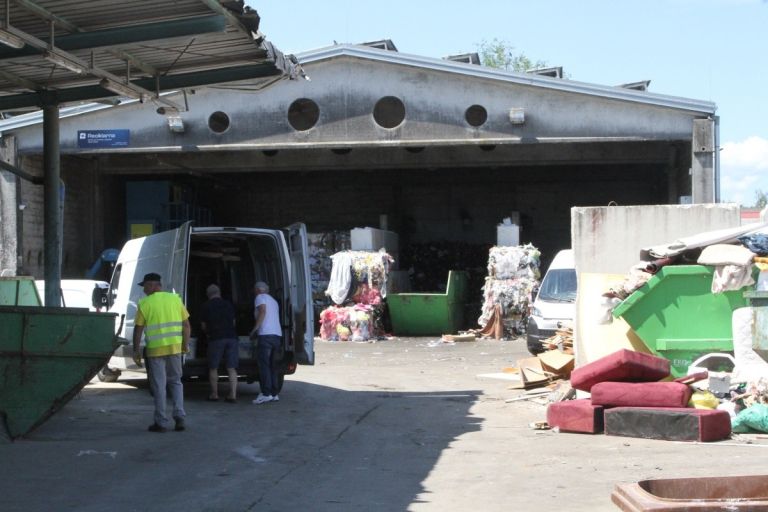 Leta 2003 odprti Zbirno reciklažni center na Cikavi
