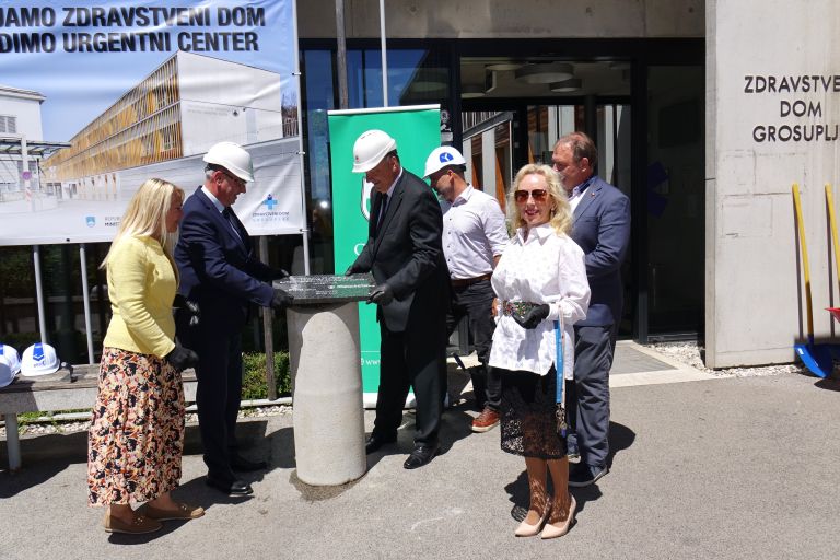 slovesno-polozen-temeljni-kamen-za-nadzidavo-zdravstvenega-doma-grosuplje