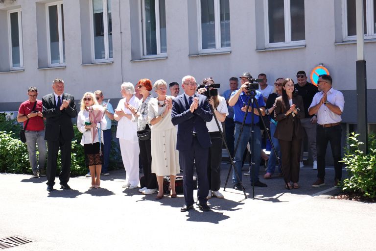 slovesno-polozen-temeljni-kamen-za-nadzidavo-zdravstvenega-doma-grosuplje