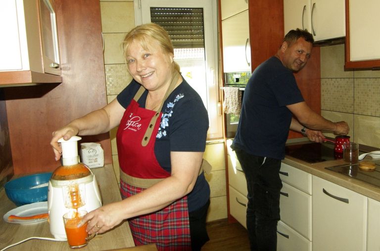 Nada stiska korenček, Marko pa kuha kavo