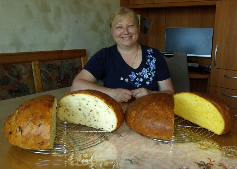 Nada je lahko vesela in ponosna, ker zna speči tako lep in dober kruh