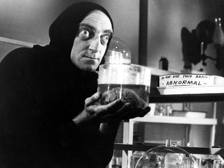 Marty Feldman kot nepozabni Igor v Mladém Frankensteinu. Film je dokaz, da se je Brooks znal norčeva