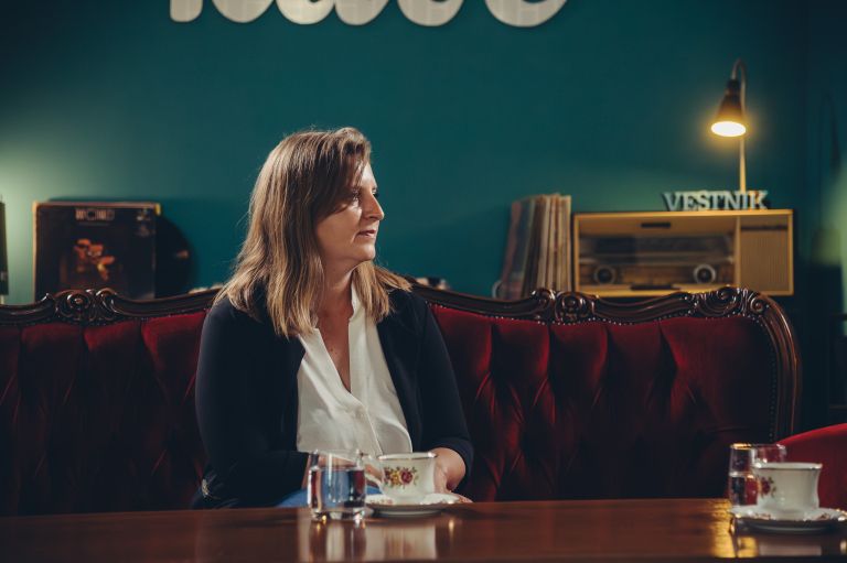 gordana-bači, kavč, podkast, sonček