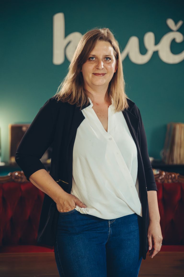 gordana-bači, kavč, podkast, sonček