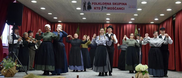 peli-in-plesali-so-jih-mati-moja, moscanci