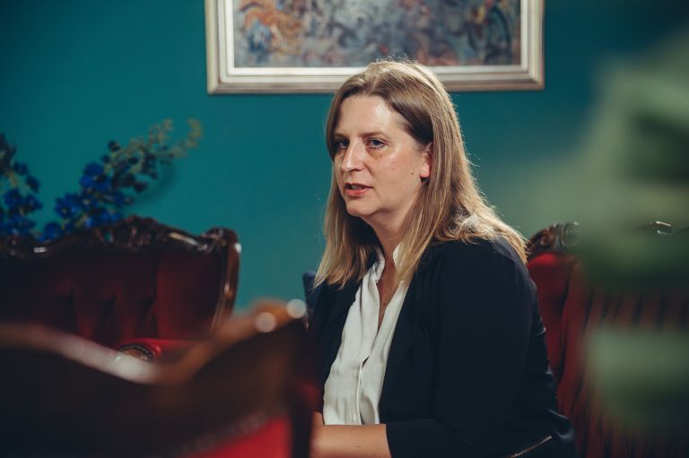 gordana-bači, kavč, podkast, sonček