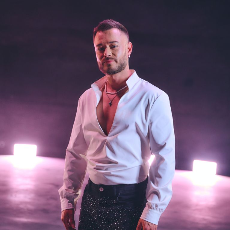 Simon Rosc v novi skladbi FARSA združuje klubski pop, španske ritme, kastanjete in balkanski pridih
