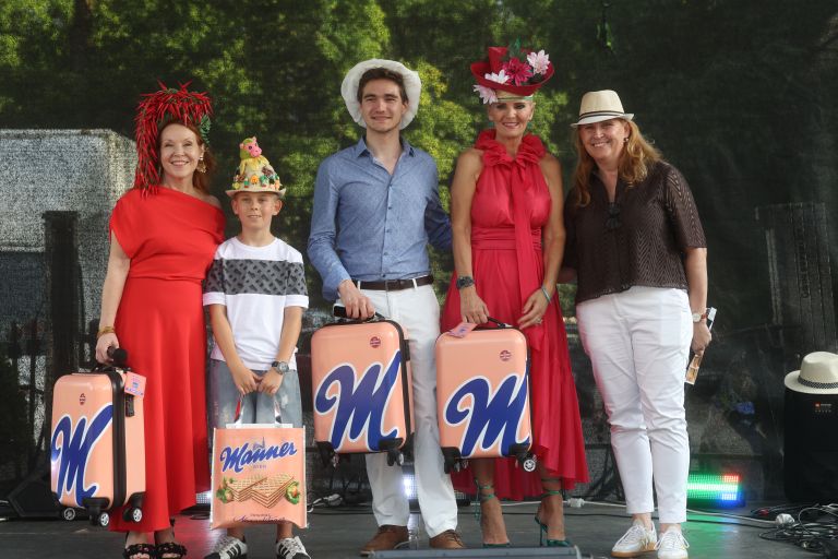 Lady piknik pod klobuki