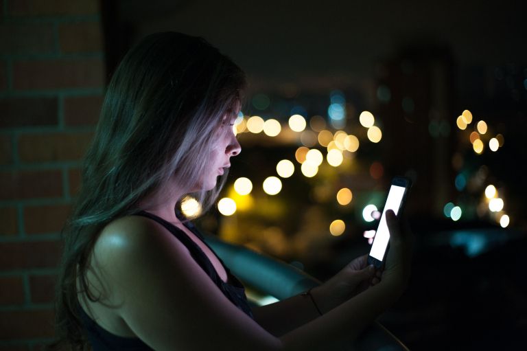 gledanje v telefon zaskrbljeno