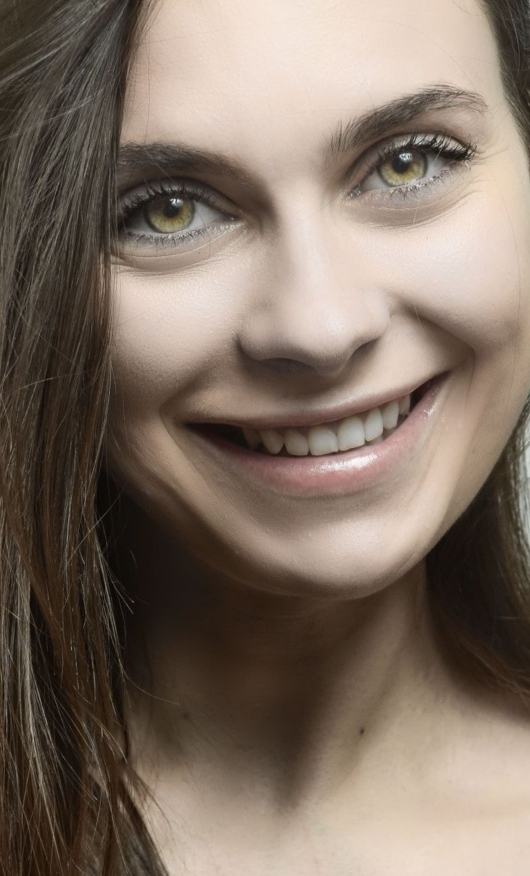 nasmejana ženska