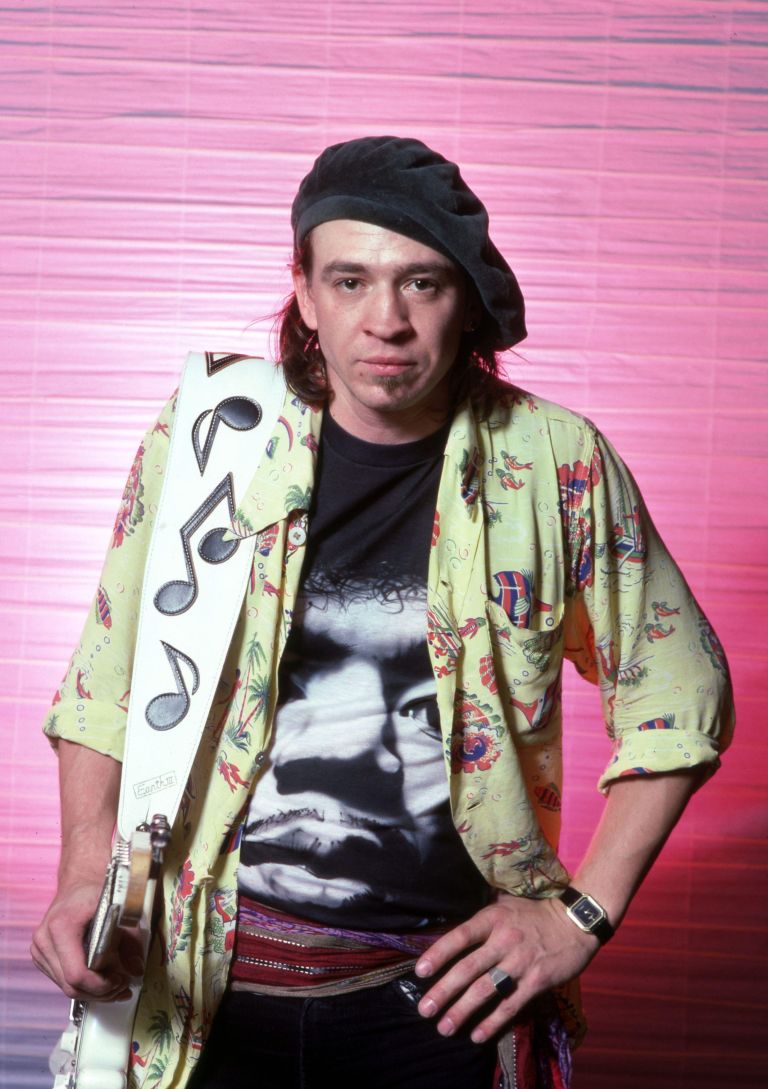Bluesovski čarovnik kitare Stevie Ray Vaughan je leta 1990 po koncertu z Ericom Claptonom sedel v helikopter, ki je v gosti megli treščil v pobočje. Star je bil 35 let.