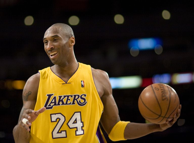 Tudi športni svet pozna podobno bolečino. Kobe Bryant je leta 2020 umrl v helikopterski nesreči v Calabasasu, skupaj s hčerko Gianno in še sedmimi potniki.