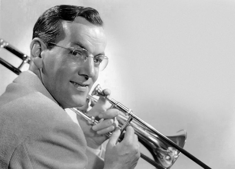 Glenn Miller, kralj swinga in vodja enega najbolj priljubljenih orkestrov svojega časa, je leta 1944 izginil nad Rokavskim prelivom. Njegovega letala niso nikoli našli.