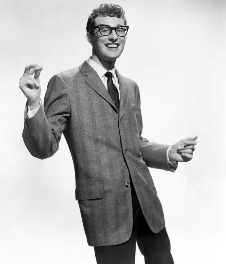 Buddy Holly je imel komaj 22 let, ko se je njegovo življenje končalo v letalski nesreči. Kljub kratki karieri je postal eden ključnih glasbenikov, ki so oblikovali zvok rock'n'rolla.