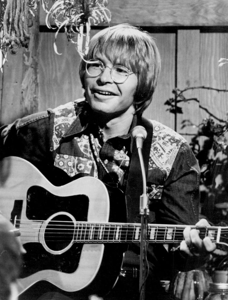 John Denver, avtor zimzelene Take Me Home, Country Roads, je bil tudi strasten pilot. Leta 1997 je sam upravljal eksperimentalno letalo, ki je strmoglavilo v Montereyski zaliv.