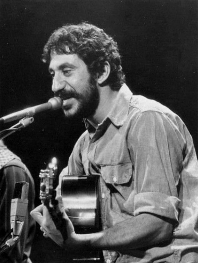Jim Croce je umrl leta 1973, le nekaj ur po koncertu. Bil je eden tistih pripovedovalcev v glasbi, ki so znali iz preprostih zgodb narediti nepozabne pesmi.