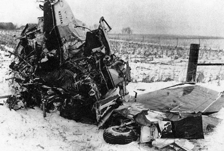 Tragedija, ki je v zgodovino vstopila kot »dan, ko je umrla glasba«. V nesreči pri Clear Laku so umrli Buddy Holly, Ritchie Valens, J. P. »The Big Bopper« Richardson in pilot Roger Peterson.