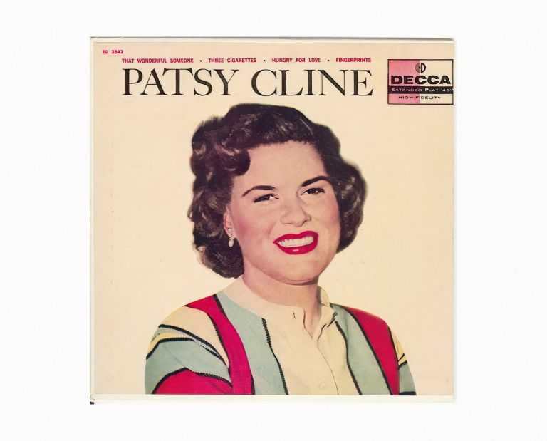 Patsy Cline, ena največjih glasov country glasbe, je leta 1963 umrla v strmoglavljenju majhnega letala. Njene pesmi so po smrti postale še močnejši del ameriške glasbene dediščine.