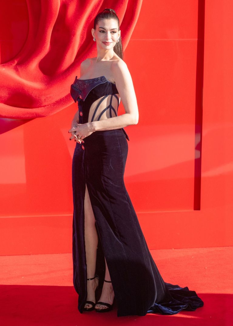 Anne Hathaway, London (1).jpg