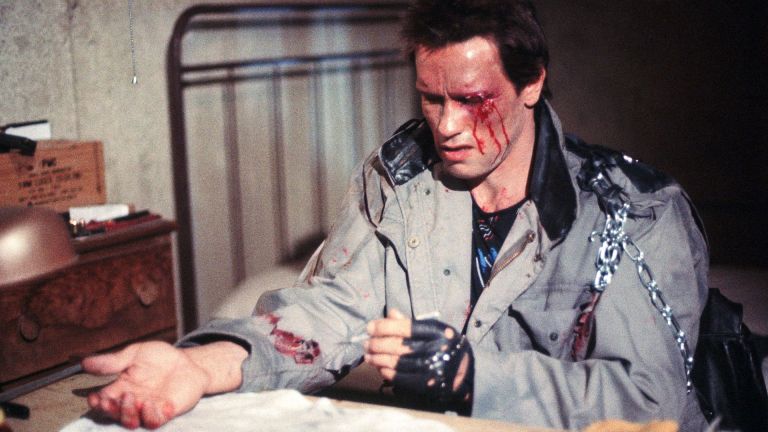 Šokanten prizor, v katerem Terminator hladnokrvno popravlja samega sebe, je gledalcem brutalno razkr
