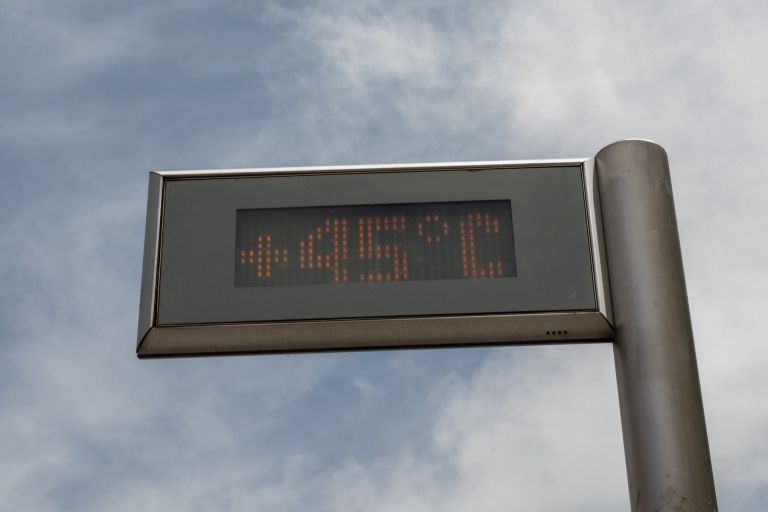 vreme termometer vročina 45 stopinj Celzija
