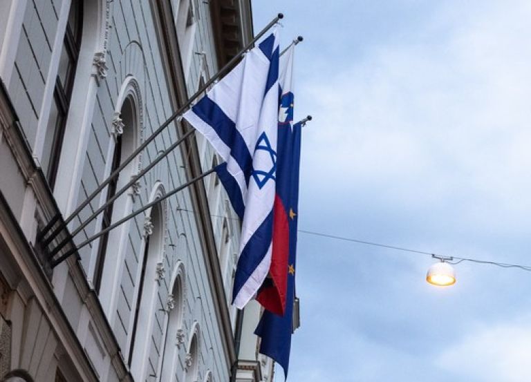 izraelska zastava, stavba vlade, 2021.jpg