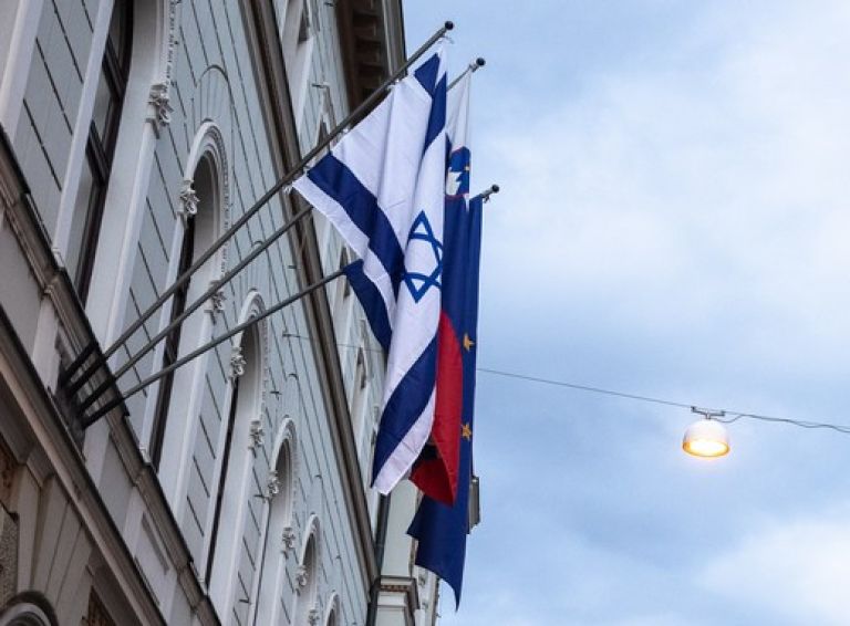 izraelska zastava, stavba vlade, 2021.jpg