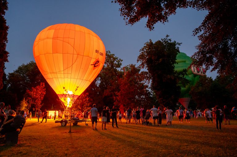 night-glow, baloni, odprto-drzavno-prvenstvo-slovenije-in-madzarske-v-letenju-s-toplozracnimi-baloni