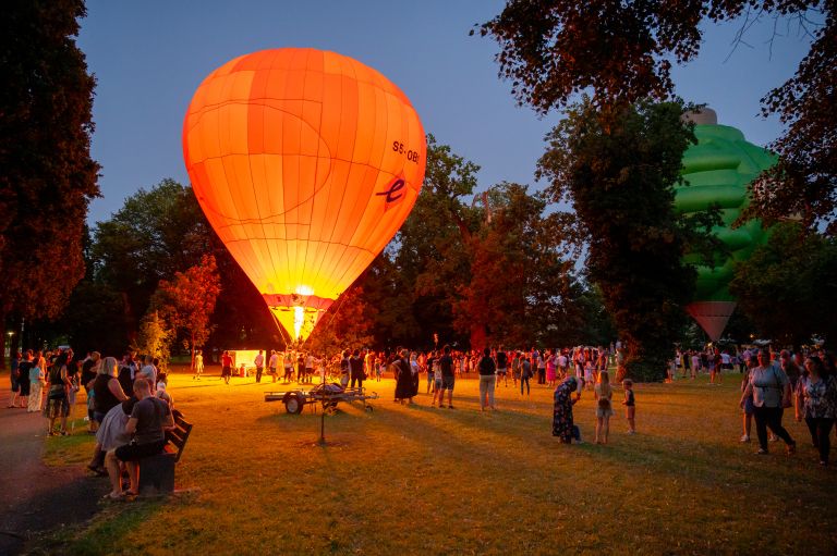 night-glow, baloni, odprto-drzavno-prvenstvo-slovenije-in-madzarske-v-letenju-s-toplozracnimi-baloni