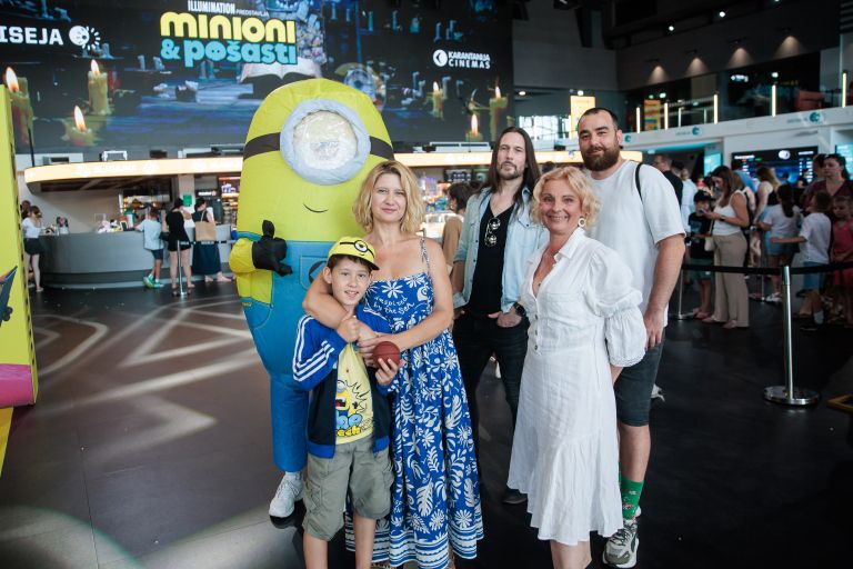 VESNA PERNARČIČ, LUKA LIČAR, ŠPELA KRAVOGEL in GORAN MIKIČ_Na premieri filma MINIONI IN POŠASTI v Odiseji.jpg