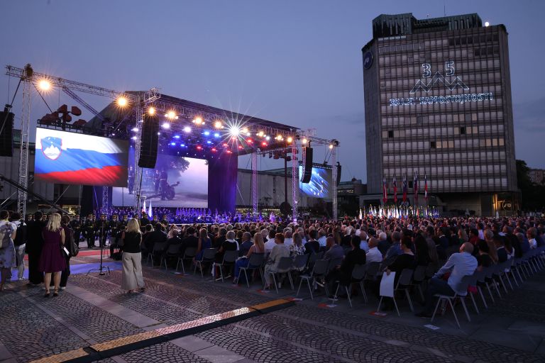 2 35 let samostojnost-slavnost-pl .JPG