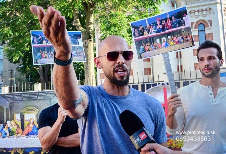 Andrew Tate na protestu