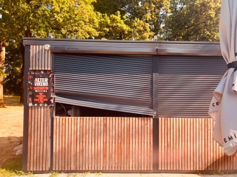 kopalisce-metlika, vandalizem