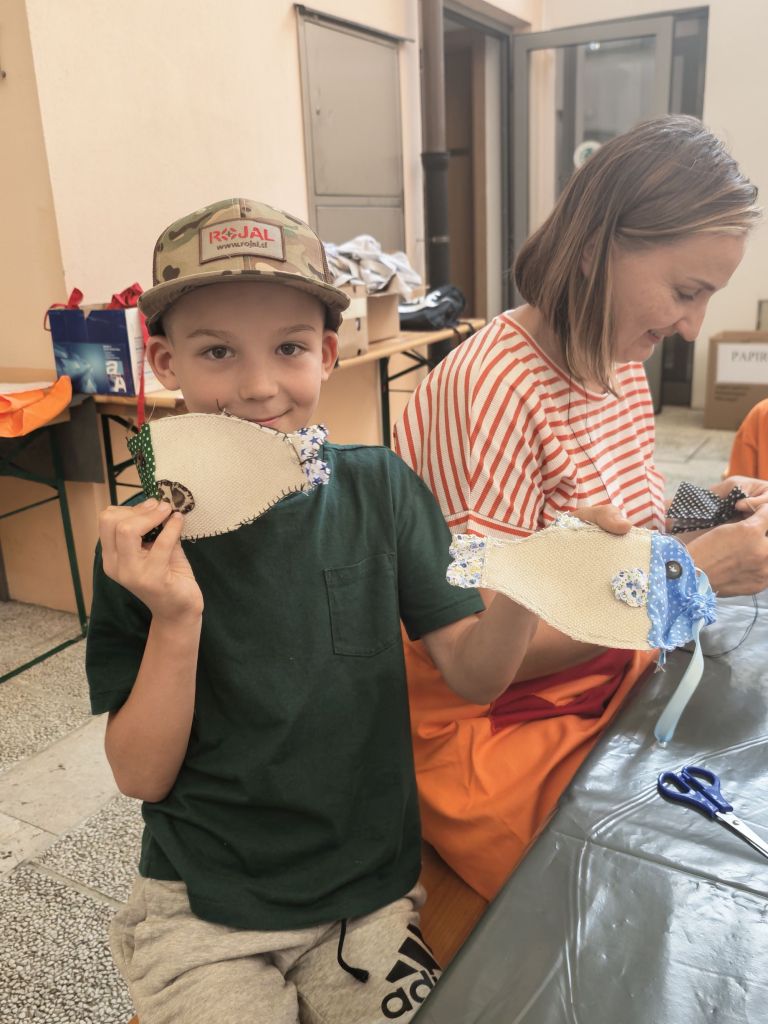 Danes so otroci šivali čudovite ribice, jutri bodo ustvarjali marionete.jpg