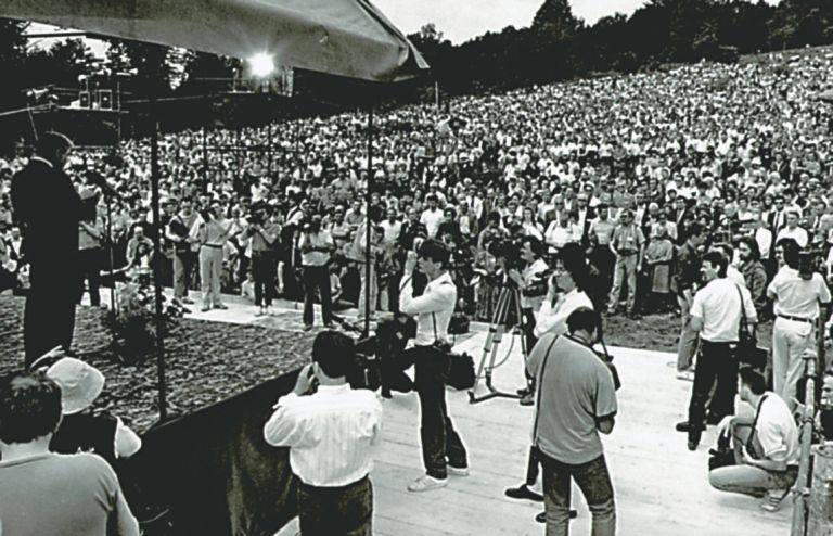 2 kucan v rogu 1990.jpg