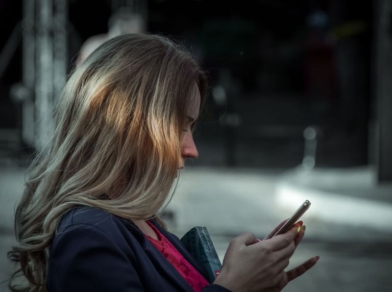 gledanje v telefon