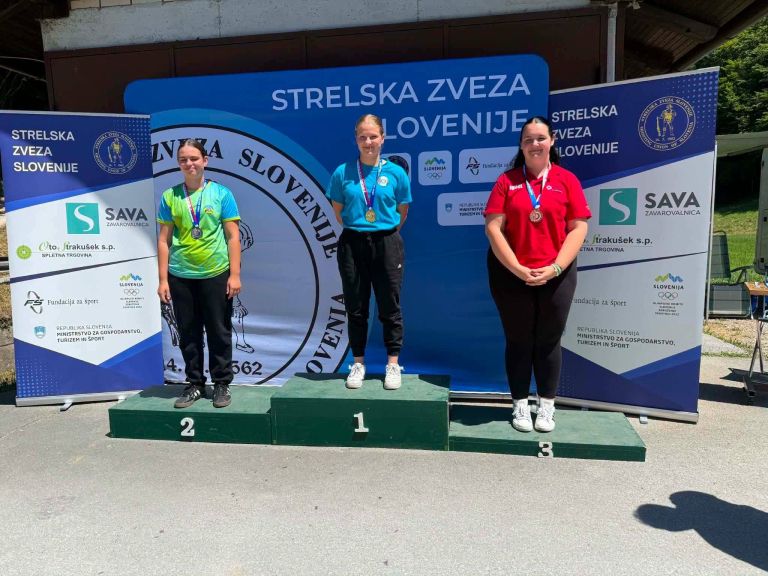 Ajda na stopničkah_1.jpg