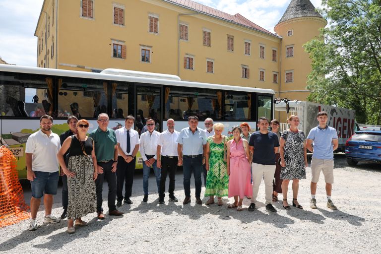 skupinska turistični avtobus.jpg