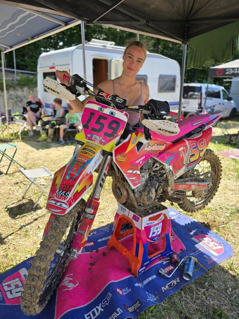 Mia Maša ob svojem motorju s številko 159, s katerim v tej sezoni piše eno najlepših zgodb slovenskega ženskega motokrosa.