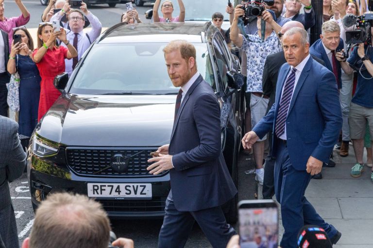 Za Harryja je vsak obisk Velike Britanije že velik problem.