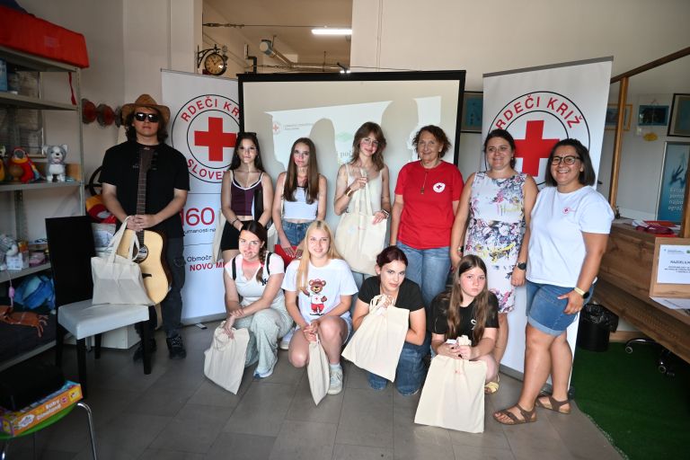 Podelitev zahval udeležencem ob zaključku Humanitarnega tedna mladih.JPG